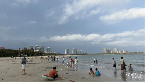 文昌高隆湾“五一”人气爆棚 海上图书馆成文旅新地标