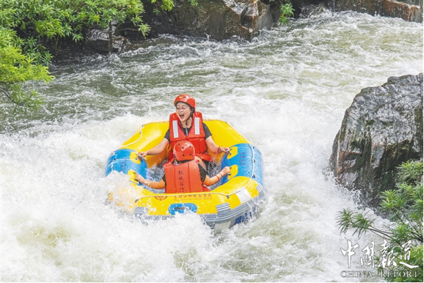 五指山掀起雨林避暑新潮流：游山玩水觅清凉